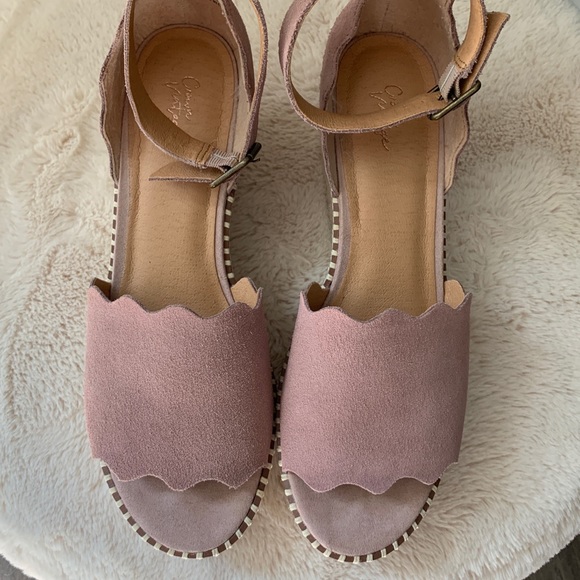 A sunny-day wedge that easily matches all! - Picture 2 of 8